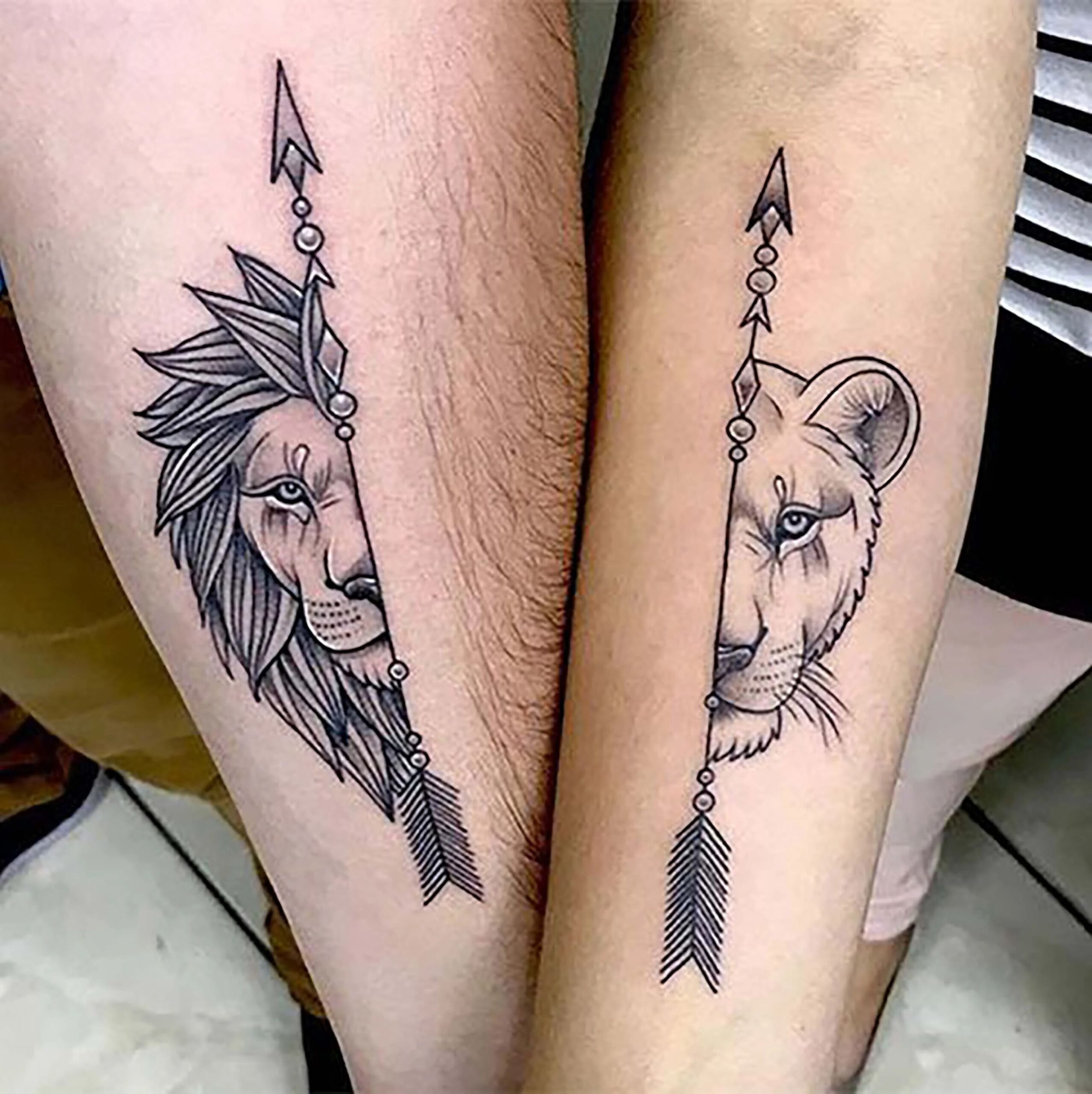 Hình xăm sư tử và sư tử cái trên tay, phong cách blackwork, chi tiết rõ nét, ảnh HD.