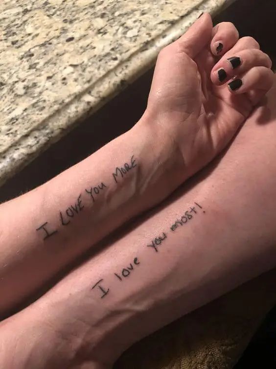 Hình xăm chữ trên tay, phong cách tối giản, độ phân giải HD, chữ "I love you more" và "I love you most".
