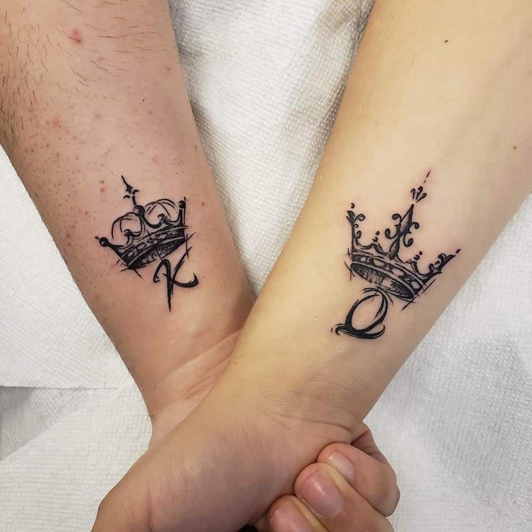 Hình xăm vương miện trên cổ tay, phong cách blackwork, chi tiết sắc nét, độ phân giải HD.