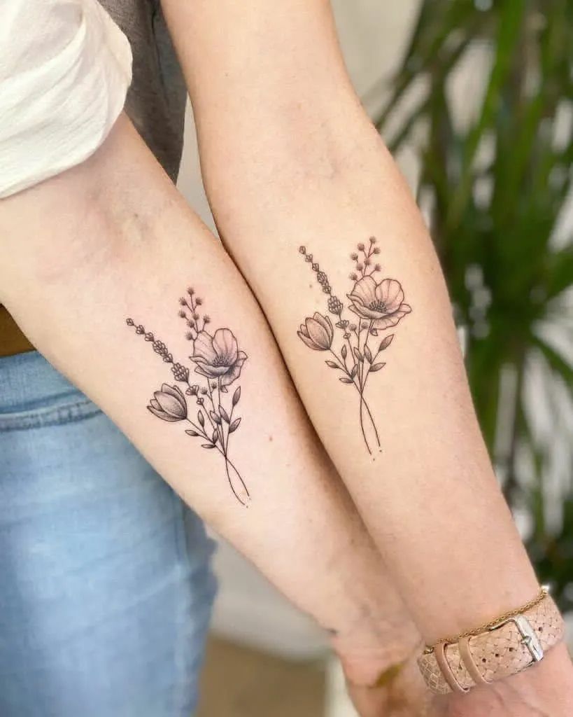 Hình xăm hoa phong cách blackwork trên cánh tay, chi tiết tinh xảo, ảnh HD.