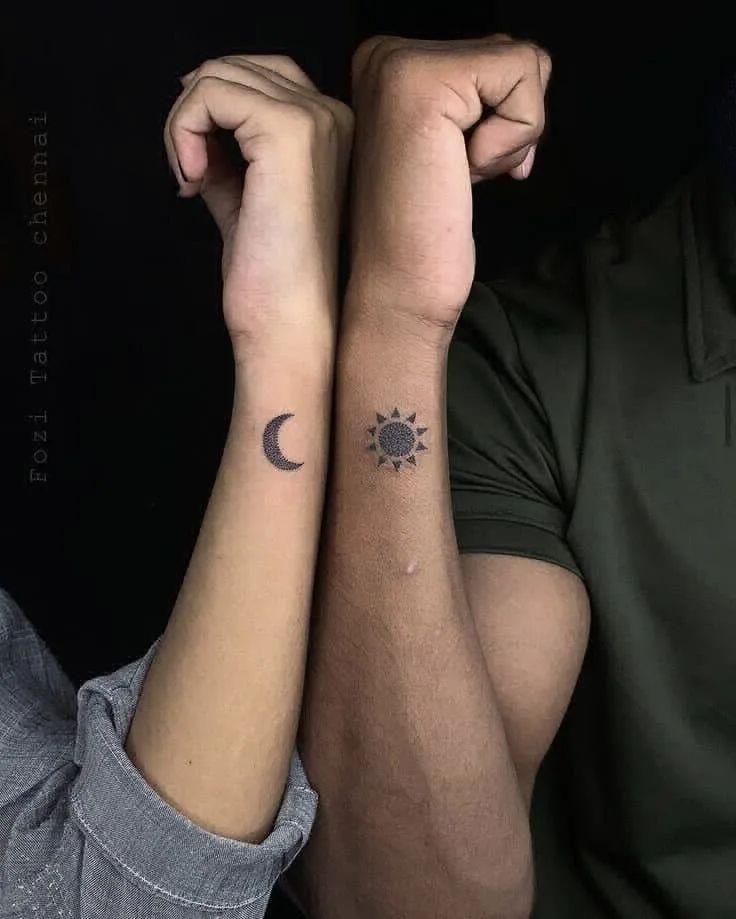 Hình xăm mặt trăng và mặt trời trên cổ tay, phong cách blackwork, chi tiết, ảnh HD.