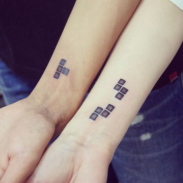 Hình xăm hình khối trên cổ tay, phong cách blackwork, chi tiết rõ nét, ảnh HD.