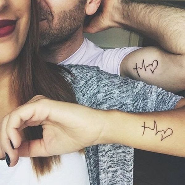 Hình xăm mini nhịp tim và trái tim trên cánh tay và cổ tay, phong cách blackwork, ảnh HD.