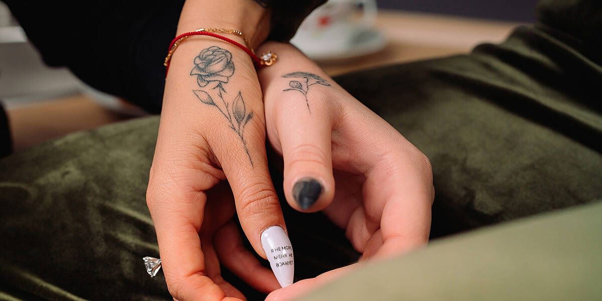 Hình xăm hoa mini trên tay, phong cách blackwork, chi tiết rõ nét, ảnh HD.
