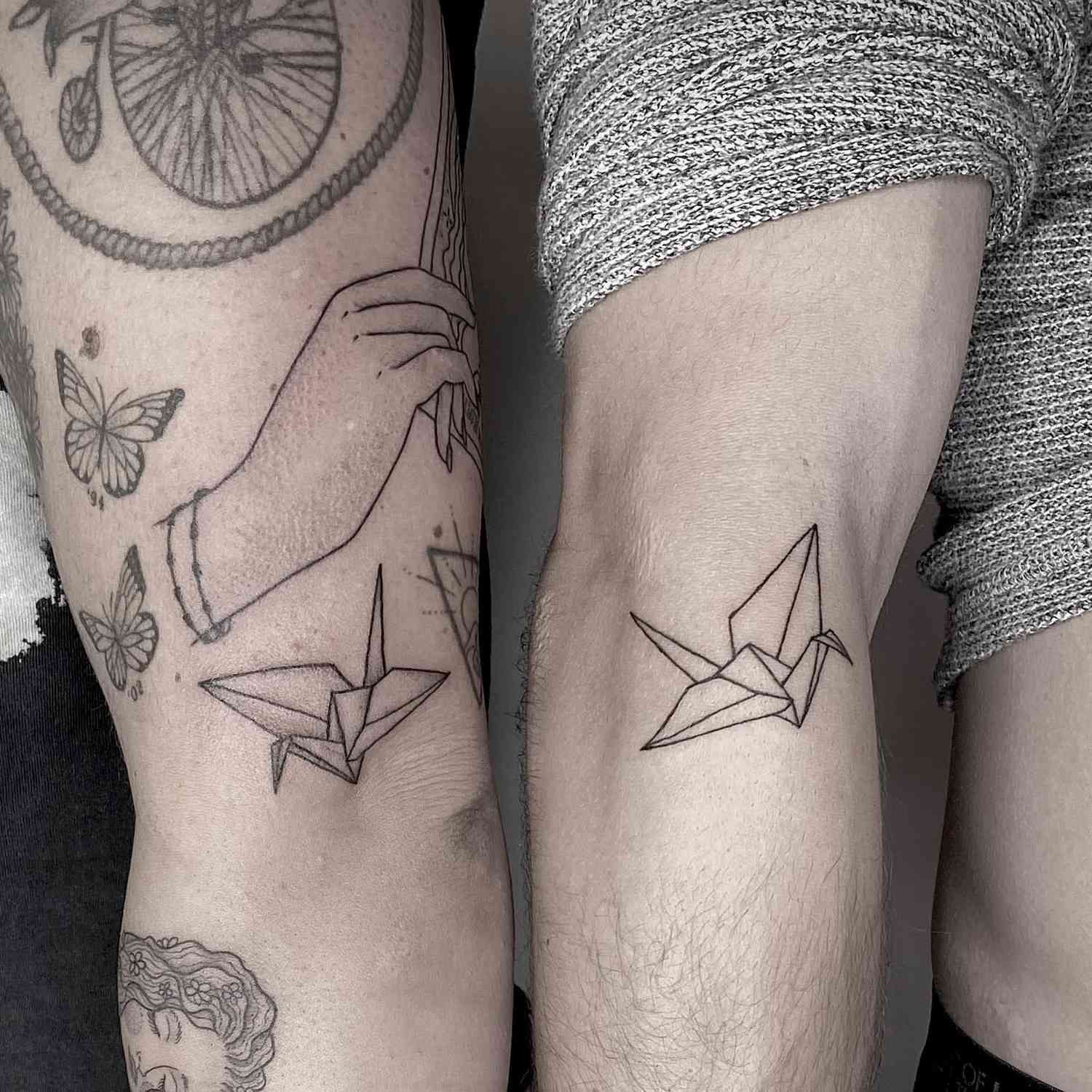 Hình xăm origami đen trắng trên cánh tay, phong cách tối giản, chất lượng HD.