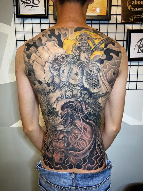 Hình xăm chiến binh samurai trên lưng, phong cách blackwork chi tiết, chất lượng HD.