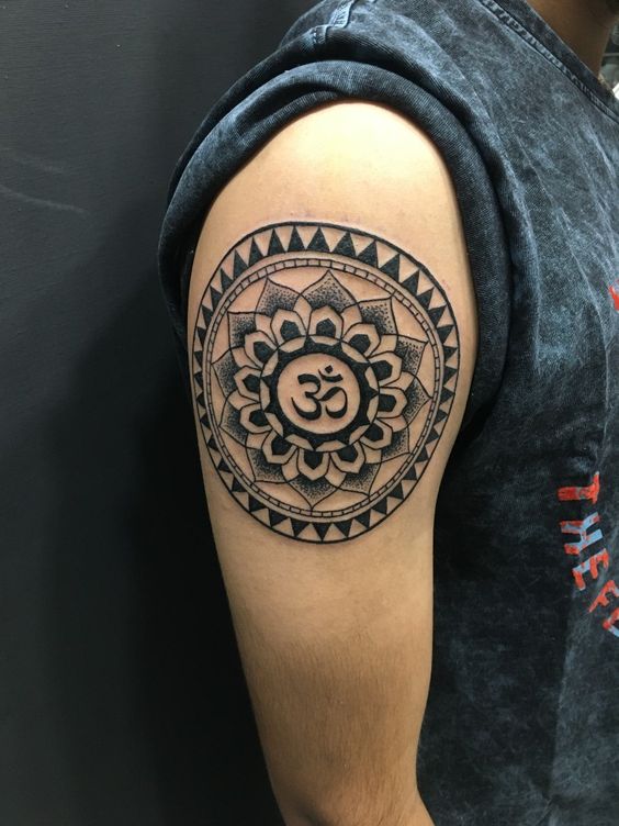 họa tiết xăm chữ om cực chất Hình xăm mandala chữ Om trên bắp tay, phong cách blackwork, độ chi tiết cao, ảnh HD.