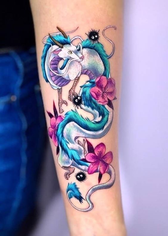 Hình xăm rồng màu nước trên tay, kết hợp hoa và chi tiết sống động, ảnh HD.