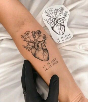 hoàn thiện mẫu xăm trái tim cho khách theo yêu cầu Hình xăm trái tim hoa trên tay, phong cách blackwork chi tiết, độ phân giải HD.