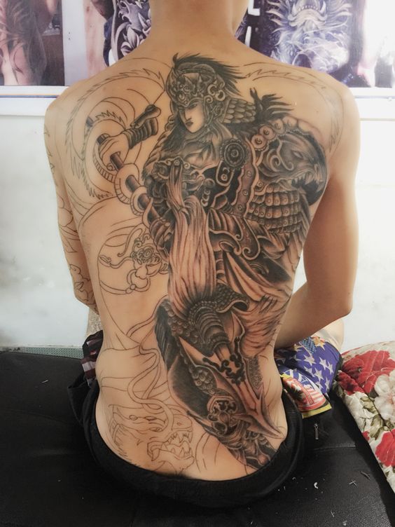 Hình xăm chiến binh cổ điển trên lưng, phong cách blackwork, độ chi tiết cao, ảnh HD.