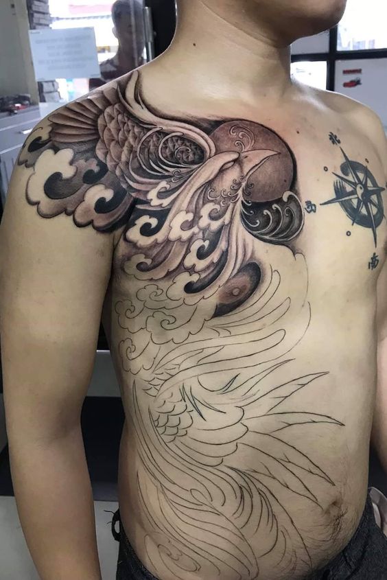 Hình xăm phượng hoàng phong cách blackwork trên ngực và vai, độ chi tiết cao, ảnh HD.