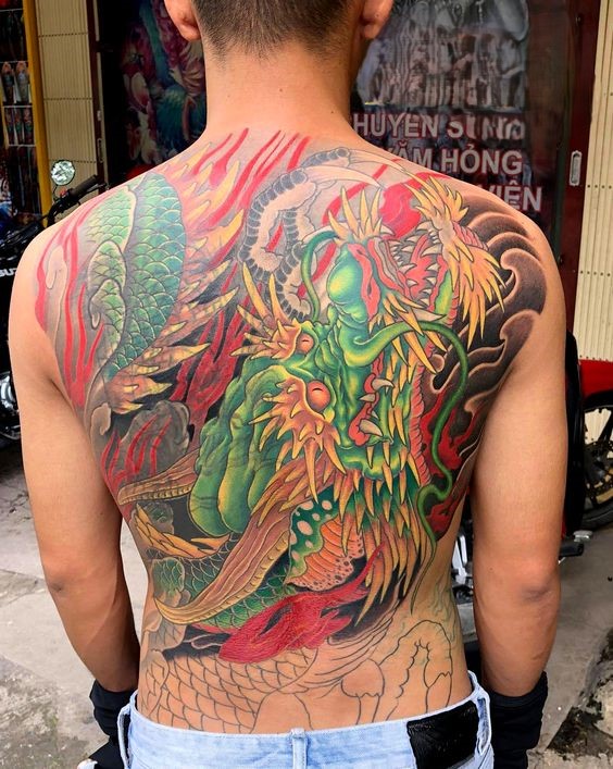 hoàn thiện hình xăm thanh long kín lưng Hình xăm rồng màu sắc trên lưng, phong cách cổ điển, chi tiết cao, ảnh độ phân giải HD.