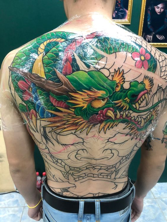 hoàn thiện hình xăm thanh long và mặt quỷ oni kín lưng Hình xăm rồng màu sắc trên lưng, phong cách cổ điển, chi tiết cao, ảnh HD.