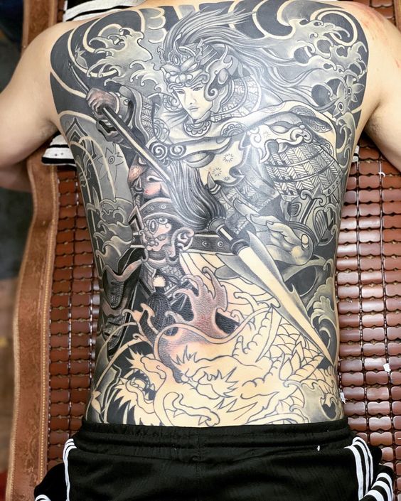 Hình xăm samurai full lưng, phong cách blackwork chi tiết, ảnh HD.