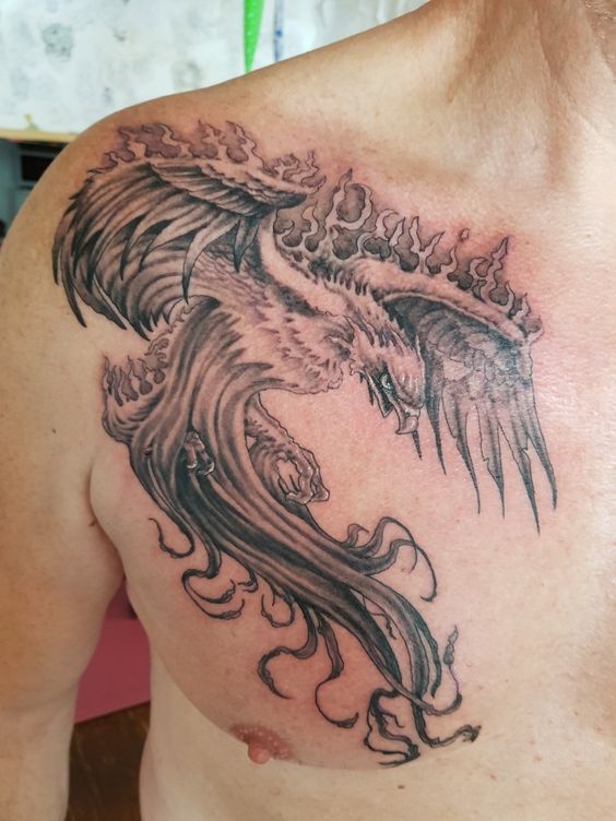 Hình xăm phượng hoàng trên ngực, phong cách blackwork chi tiết, độ phân giải HD.