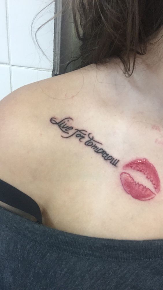 hút mắt với mẫu tattoo nụ hôn trước ngực Hình xăm chữ và dấu môi màu đỏ trên vai, phong cách hiện đại, độ phân giải HD.