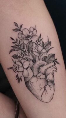 mong ước điều tốt đẹp với xăm trái tim và hoa Hình xăm trái tim và hoa trên tay, phong cách blackwork chi tiết, ảnh HD.