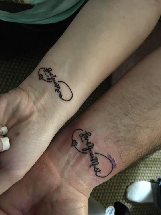 kết hợp chữ giúp hình xăm ý nghĩa hơn Hình xăm chữ infinity trên cổ tay, phong cách blackwork, chi tiết rõ nét, ảnh HD.