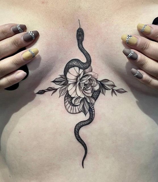 Hình xăm rắn và hoa trên ngực, phong cách blackwork, chi tiết nét, ảnh HD.
