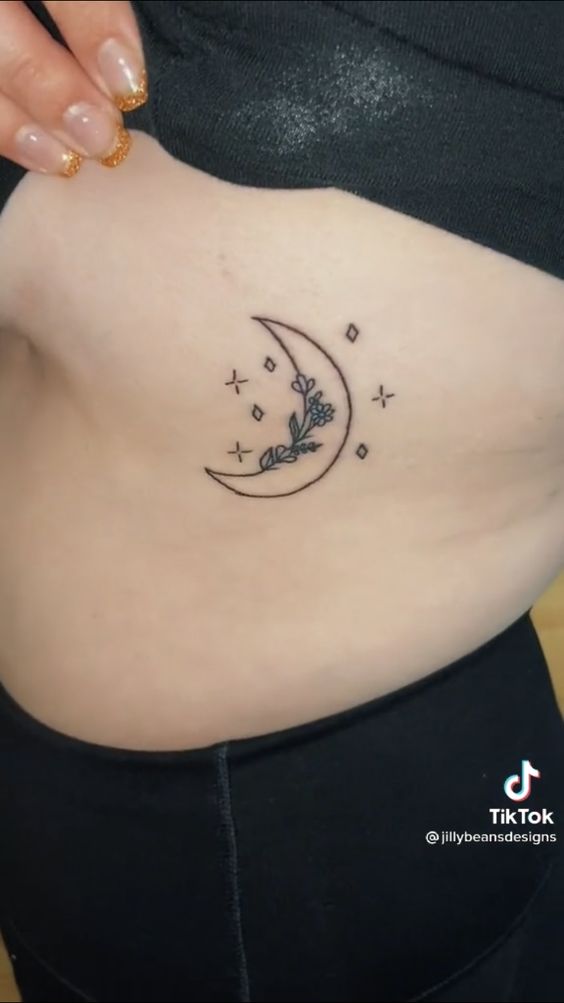 kết hợp mặt trăng và hoa mini Hình xăm mặt trăng và hoa mini trên hông, phong cách blackwork, độ chi tiết cao, ảnh HD.