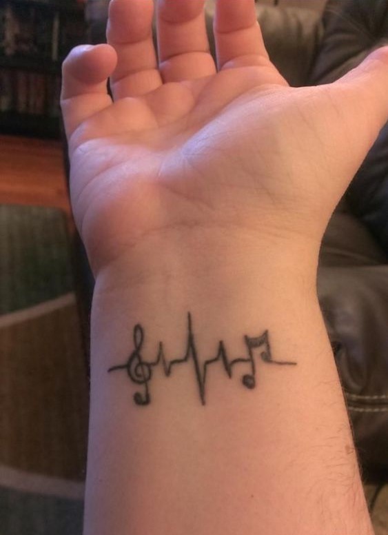 Hình xăm nhạc trên cổ tay, phong cách blackwork, chi tiết rõ nét, độ phân giải HD.