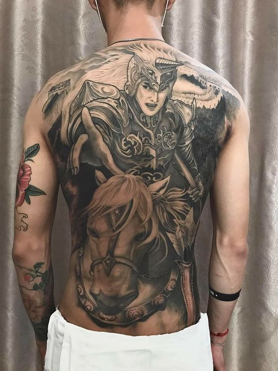 Hình xăm chiến binh trên lưng, phong cách blackwork chi tiết, độ phân giải HD.