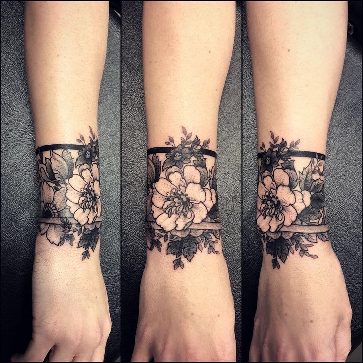Hình xăm hoa phong cách blackwork trên cổ tay, chi tiết, ảnh HD.