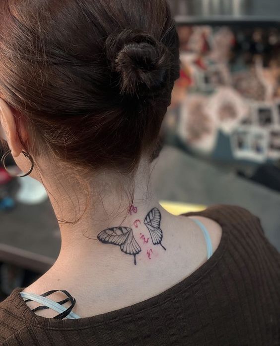khám phá độc đáo với hình xăm chữ mini và cánh bướm Hình xăm bướm blackwork trên gáy, phong cách đơn giản, ảnh HD.
