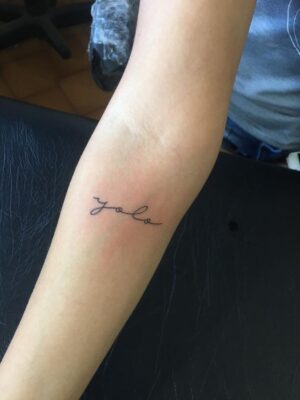 khám phá ý nghĩa của hình xăm YOLO Hình xăm chữ "yolo" trên tay, phong cách chữ viết tay, đơn giản, ảnh HD.
