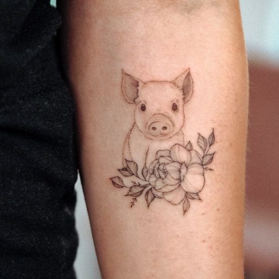 không thể rời mắt khỏi tattoo heo ngộ nghĩnh Hình xăm mini chú heo và hoa trên tay, phong cách blackwork, độ chi tiết cao, ảnh HD.