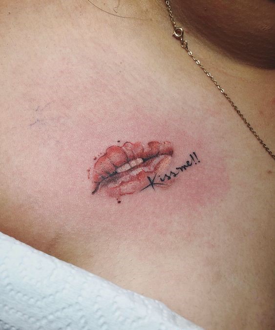 không thể rời mắt khỏi kiểu tattoo nụ hôn Hình xăm môi phong cách màu nước trên ngực, độ chi tiết cao, ảnh HD.