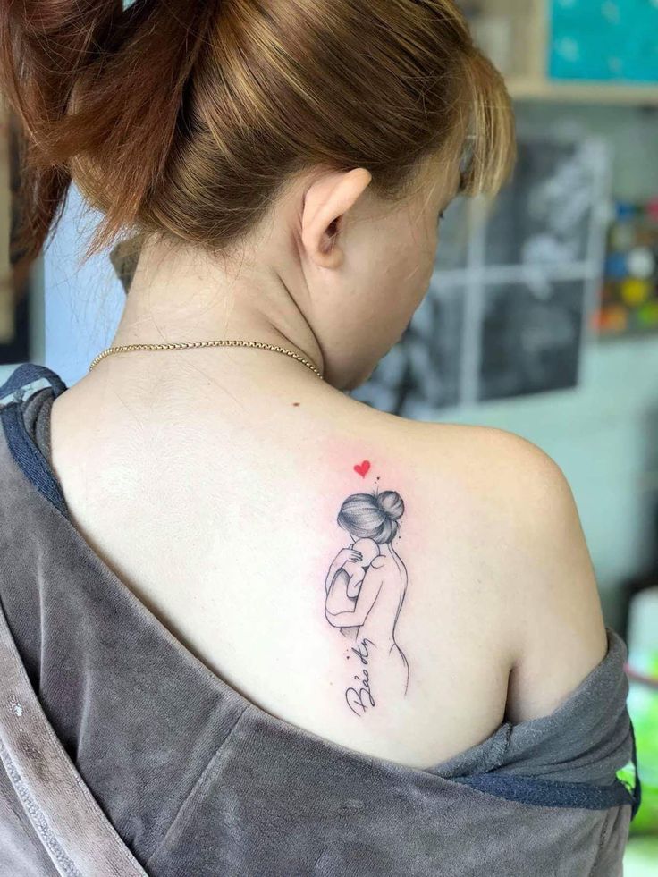 Hình xăm mẹ và con trên vai, phong cách blackwork, chi tiết tinh tế, ảnh HD.