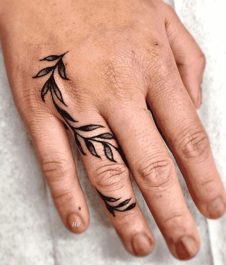 mẫu hình xăm ngón tay đẹp Hình xăm lá trên ngón tay phong cách blackwork, chi tiết đơn giản, độ phân giải HD.