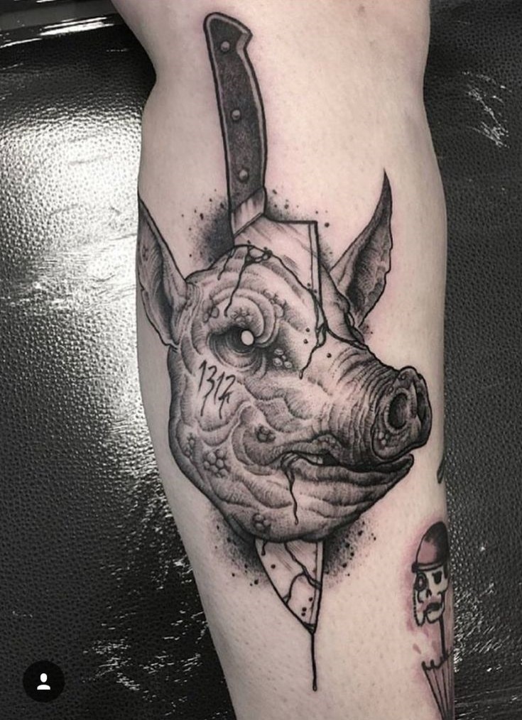 kiểu tattoo bắp chân đầu lợn đáng sợ Hình xăm đầu lợn với dao phong cách blackwork trên chân, chi tiết cao, độ phân giải HD.