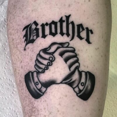 Hình xăm bắt tay với chữ "Brother" trên bắp tay, phong cách blackwork, chi tiết rõ nét, độ phân giải 400x400.