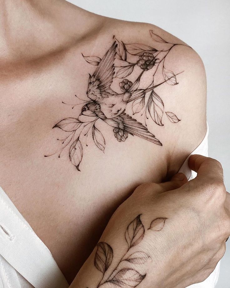 Hình xăm chim và hoa trên vai, phong cách blackwork tinh tế, ảnh HD sắc nét.