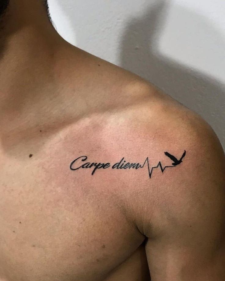 mẫu tattoo chữ vai ý nghĩa đặc biệt Hình xăm chữ "Carpe Diem" và nhịp tim trên vai, phong cách blackwork, độ chi tiết cao, ảnh HD.