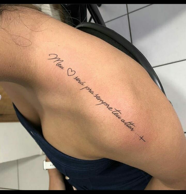 kiểu tattoo chữ ở vai mang ý nghĩa tình yêu Hình xăm chữ trên vai, phong cách chữ viết tay, chi tiết rõ nét, độ phân giải HD.