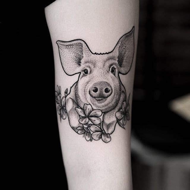 kiểu tattoo con heo mang tài lộc Hình xăm heo và hoa trên tay, phong cách blackwork, chi tiết, ảnh độ phân giải cao.