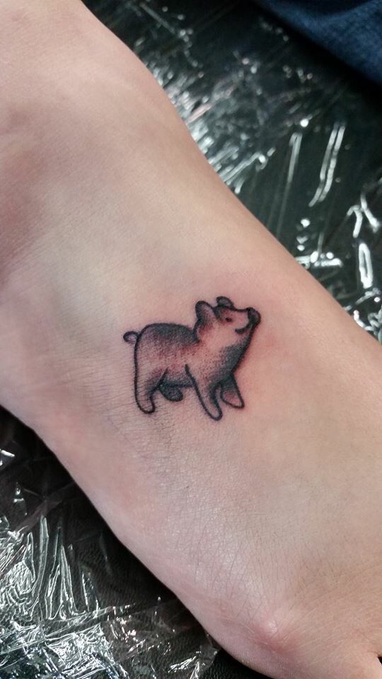 kiểu tattoo con heo mini siêu cute Hình xăm mini con vật trên cổ chân, phong cách blackwork, chi tiết rõ nét, ảnh HD.