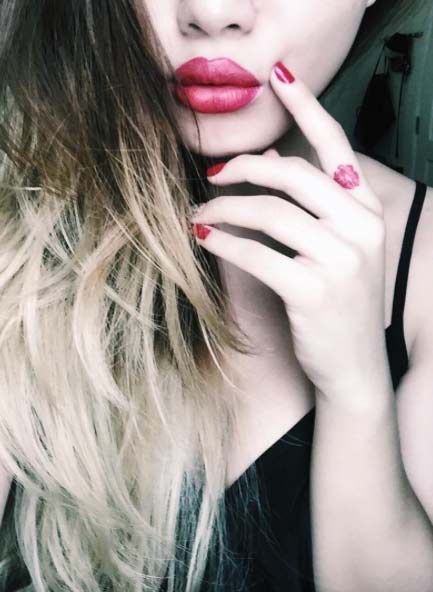 kiểu tattoo kẽ ngón tay nụ hôn mini Hình xăm hoa mini trên ngón tay, phong cách màu sắc, chi tiết tinh tế, ảnh HD.