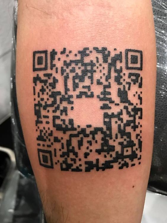 Hình xăm mã QR trên bắp tay, phong cách blackwork, độ chi tiết cao, ảnh HD.