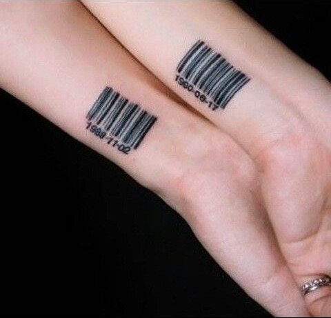 Hình xăm mã vạch trên cổ tay, phong cách blackwork, chi tiết rõ nét, độ phân giải HD.