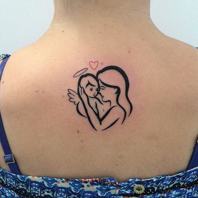Hình xăm mẹ và bé, phong cách blackwork, vị trí lưng, chi tiết đơn giản, ảnh độ phân giải cao HD.