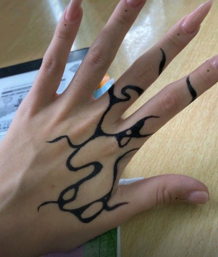 tattoo ngón tay độc đáo Hình xăm họa tiết đen trên bàn tay, phong cách blackwork, chi tiết rõ nét, độ phân giải HD.