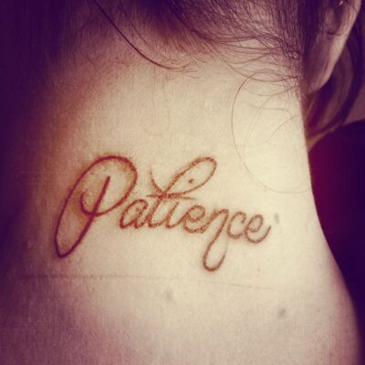 Hình xăm chữ "Patience" ở cổ, phong cách chữ thảo, độ chi tiết cao, ảnh HD.