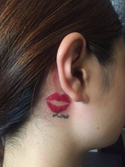 kiểu tattoo sau mang tai hình nụ hôn Hình xăm môi đỏ và chữ "Love" sau tai, phong cách màu sắc, chi tiết rõ nét, độ phân giải HD.