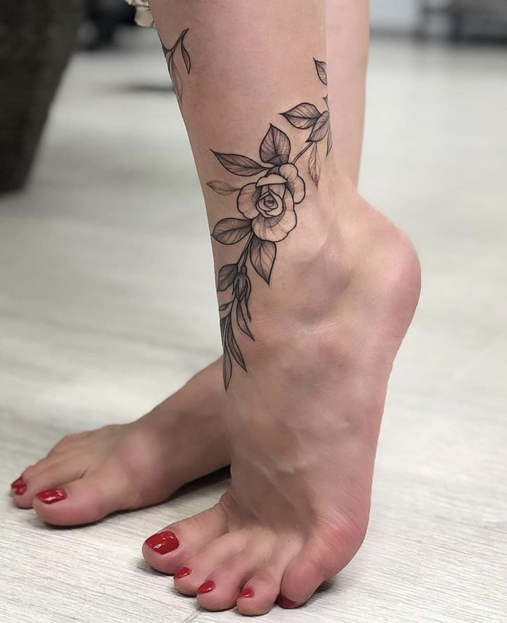 Hình xăm hoa hồng blackwork trên mắt cá chân, phong cách tối giản, chi tiết sắc nét, ảnh HD.