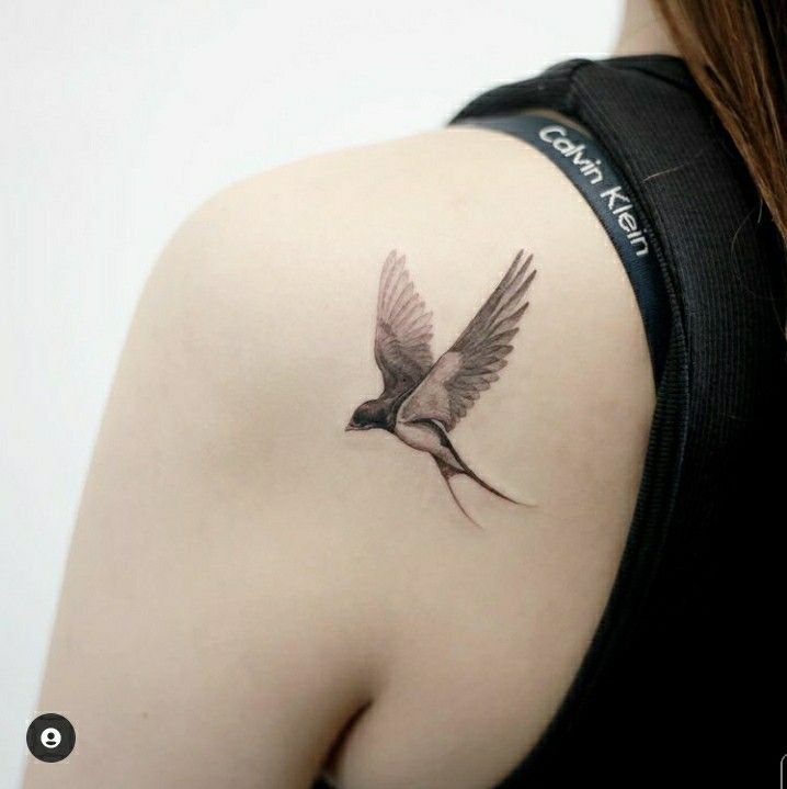 Hình xăm chim én trên vai, phong cách blackwork, chi tiết tinh tế, ảnh HD.