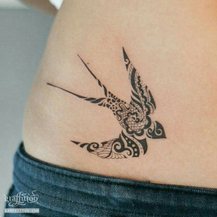 Hình xăm chim phong cách blackwork ở eo, chi tiết tinh xảo, độ phân giải HD.